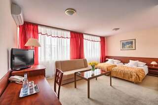 Отель Hotel Renesans Замосць Стандартный двухместный номер с 2 отдельными кроватями-3