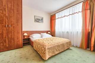 Отель Hotel Renesans Замосць Стандартный двухместный номер с 1 кроватью-5