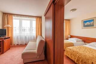 Отель Hotel Renesans Замосць Стандартный двухместный номер с 2 отдельными кроватями-7