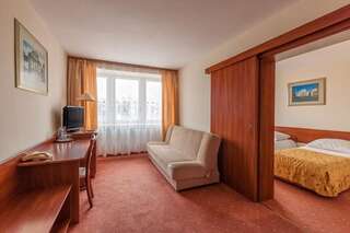 Отель Hotel Renesans Замосць Стандартный двухместный номер с 2 отдельными кроватями-9