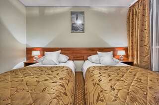 Отель Hotel Renesans Замосць Стандартный двухместный номер с 2 отдельными кроватями-1